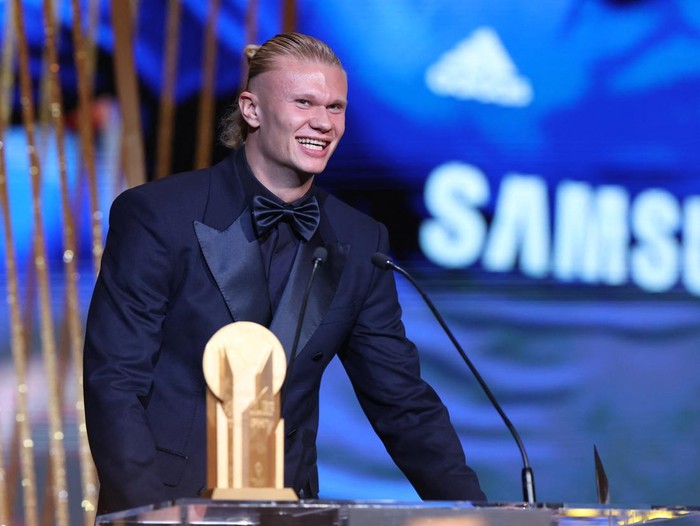 Gaya Erling Haaland Saat Raih Gerd Mueller Trophy 2023 Soccer Football - 2023 Ballon d'Or - Chatelet Theatre, Paris, France - October 30, 2023 Manchester City's Erling Haaland after being awarded the Gerd Muller Award during the awards REUTERS/Stephanie Lecocq