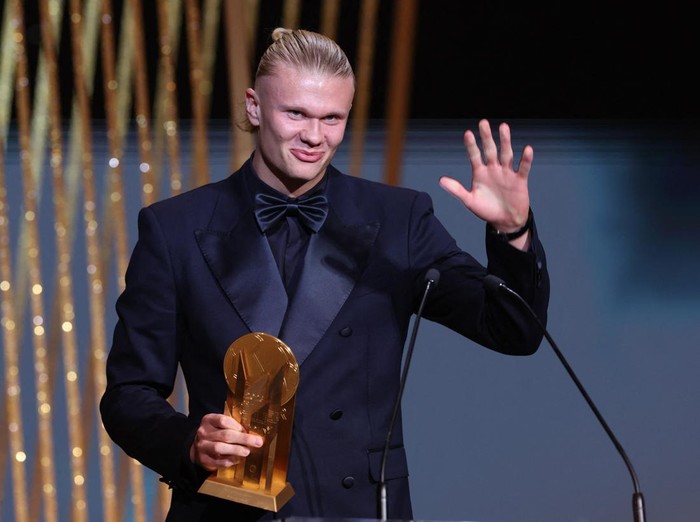 Gaya Erling Haaland Saat Raih Gerd Mueller Trophy 2023 Soccer Football - 2023 Ballon d'Or - Chatelet Theatre, Paris, France - October 30, 2023 Manchester City's Erling Haaland after being awarded the Gerd Muller Award during the awards REUTERS/Stephanie Lecocq