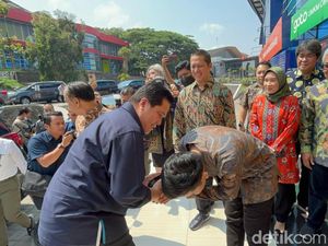 Momen Gibran Membungkuk Dalam Saat Bersalaman dengan Erick Thohir Momen Gibran Membungkuk Dalam Saat Bersalaman dengan Erick Thohir