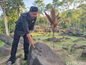 Awas! Ambil Batuan di Gunung Padang Sanksinya Kembalikan ke Puncak