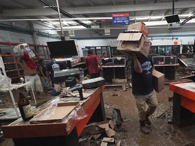 Heboh Penjarahan Toko di Meksiko Usai Diterjang Badai Otis