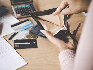 Gaji Tiap Bulan Selalu Habis, Apakah Tanda Rezeki Kurang Berkah?