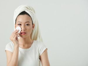 Awas! Bahaya Ini Mengintai Kalau Malas Bersihkan Makeup