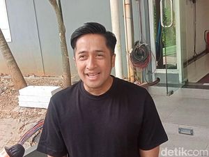Irfan Hakim Usahakan Ibadah Tak Putus Meski Sibuk Kerja Irfan Hakim Usahakan Ibadah Tak Putus Meski Sibuk Kerja