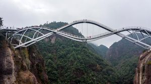 Uniknya Jembatan Kaca Melengkung di China Serasa Berjalan di Angkasa