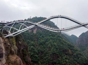 Uniknya Jembatan Kaca Melengkung di China Serasa Berjalan di Angkasa Uniknya Jembatan Kaca Melengkung di China Serasa Berjalan di Angkasa