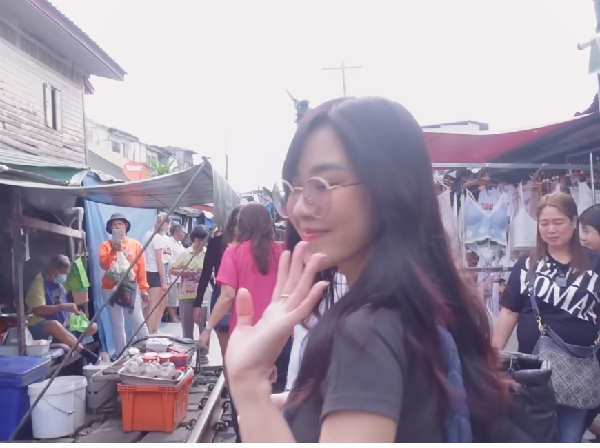 Unik! Jessica Jane Jajan Cakwe hingga Es Goyang di Pinggir Rel Kereta Thailand