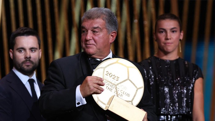 Soccer Football - 2023 Ballon dOr - Chatelet Theatre, Paris, France - October 30, 2023 FC Barcelona president Joan Laporta, womens coach Jonatan Giraldez and Patricia Guijarro with the Womens club of the year award during the awards REUTERS/Stephanie Lecocq