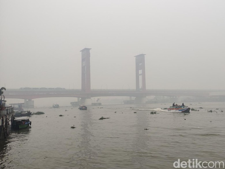 Kabut Asap Tebal Kepung Palembang Siang Ini, Jarak Pandang 200 Meter!