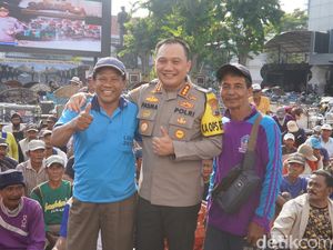 Potret Kapolrestabes Surabaya Bagi Sembako-Sarapan Bareng Tukang Becak