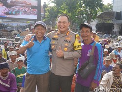 Potret Kapolrestabes Surabaya Bagi Sembako-Sarapan Bareng Tukang Becak