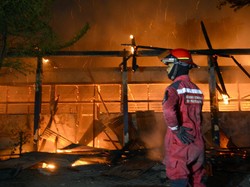 Tahan Panas, Ternyata Petugas Damkar Pakai Bahan Ini untuk Berhadapan dengan Api