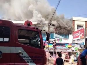 Toko Bahan Bangunan di Palopo Terbakar, Damkar Kerahkan 5 Mobil Pemadam