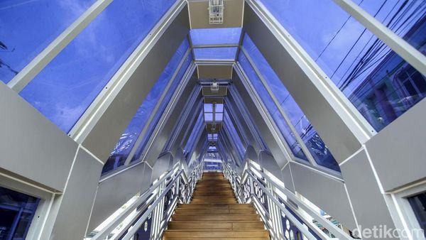 Kelar Dibangun, Begini Penampakan JPO Klender yang Instagramable