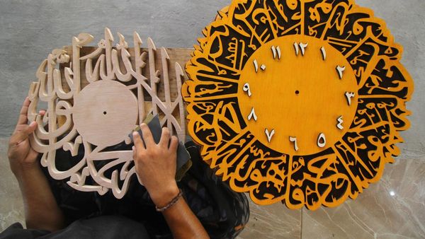 Kerajinan Jam Dinding Kaligrafi Banyak Diminati