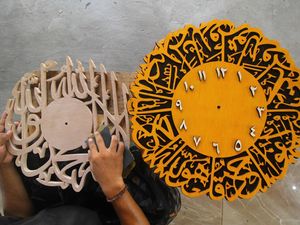Kerajinan Jam Dinding Kaligrafi Banyak Diminati