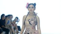 Foto: 10 Koleksi Gaun Glamour Lisa Ju di Jakarta Fashion Week 2024