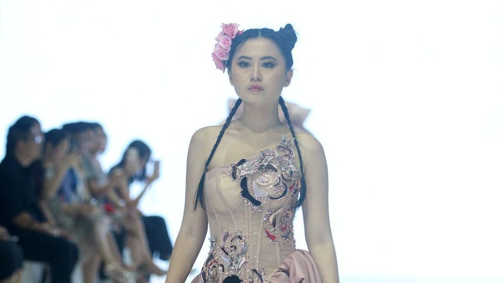Foto: 10 Koleksi Gaun Glamour Lisa Ju di Jakarta Fashion Week 2024 Foto: 10 Koleksi Gaun Glamour Lisa Ju di Jakarta Fashion Week 2024