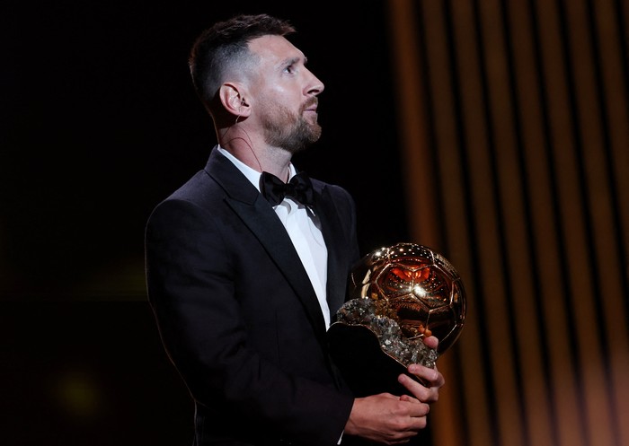 Soccer Football - 2023 Ballon dOr - Chatelet Theatre, Paris, France - October 30, 2023 Inter Miamis Lionel Messi with the mens Ballon dOr REUTERS/Stephanie Lecocq