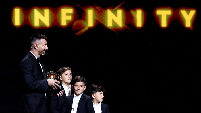 Soccer Football - 2023 Ballon dOr - Chatelet Theatre, Paris, France - October 30, 2023 Inter Miamis Lionel Messi after winning the mens Ballon dOr with his sons, Thiago, Mateo and Ciro REUTERS/Stephanie Lecocq     TPX IMAGES OF THE DAY