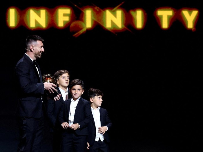 Soccer Football - 2023 Ballon d'Or - Chatelet Theatre, Paris, France - October 30, 2023 Inter Miami's Lionel Messi after winning the men's Ballon d'Or with his sons, Thiago, Mateo and Ciro REUTERS/Stephanie Lecocq     TPX IMAGES OF THE DAY