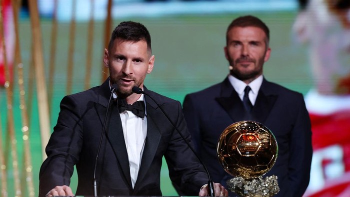 Soccer Football - 2023 Ballon dOr - Chatelet Theatre, Paris, France - October 30, 2023 Inter Miamis Lionel Messi after being awarded the mens Ballon dOr by co owner David Beckham REUTERS/Stephanie Lecocq