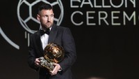Tahun ini Messi berpeluang meraih gelar yang ketiga setelah menjadi satu dari tiga finalis The Best FIFA, untuk melengkapi Ballon dOr yang juga sudah diraihnya tahun ini.  Foto: AP/Michel Euler