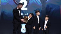 Wah jangan-jangan Mateo Messi kelak mau jadi pesepakbola andal peraih Ballon dOr seperti papanya ya? Foto: REUTERS/STEPHANIE LECOCQ