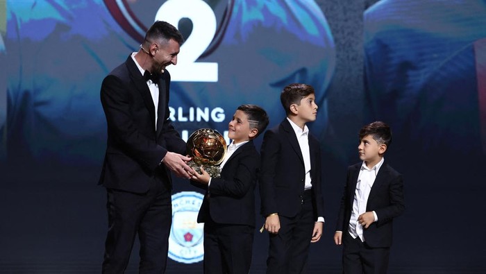 Soccer Football - 2023 Ballon d'Or - Chatelet Theatre, Paris, France - October 30, 2023 Inter Miami's Lionel Messi after winning the men's Ballon d'Or with his sons, Thiago, Mateo and Ciro REUTERS/Stephanie Lecocq