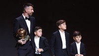 Ada sebuah momen di atas panggung saat Messi ditemani ketiga putranya: Mateo, Thiago, Ciro (kiri-kanan) Foto: REUTERS/STEPHANIE LECOCQ
