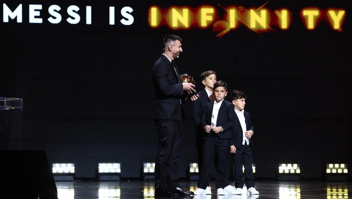 Lionel Messi, Mateo Messi, Thiago Messi, Ciro Messi Soccer Football - 2023 Ballon d'Or - Chatelet Theatre, Paris, France - October 30, 2023 Inter Miami's Lionel Messi after winning the men's Ballon d'Or with his sons, Thiago, Mateo and Ciro REUTERS/Stephanie Lecocq