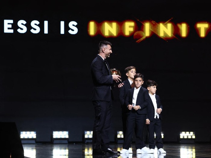 Soccer Football - 2023 Ballon dOr - Chatelet Theatre, Paris, France - October 30, 2023 Inter Miamis Lionel Messi after winning the mens Ballon dOr with his sons, Thiago, Mateo and Ciro REUTERS/Stephanie Lecocq