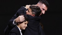 Messi memang datang ke seremoni Ballon dOr 2023 bersama istri dan ketiga putranya. Foto: REUTERS/STEPHANIE LECOCQ