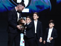 Foto: Mateo Sudah Tak Sabar Punya Ballon dOr seperti Papa Messi ya?
