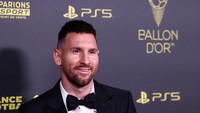 Lionel Messi pamer senyum di karpet merah Ballon dOr 2023, sebelum kemudian berlalu ke ruangan acara utama tanpa sempat diwawancara. Foto: REUTERS/STEPHANIE LECOCQ
