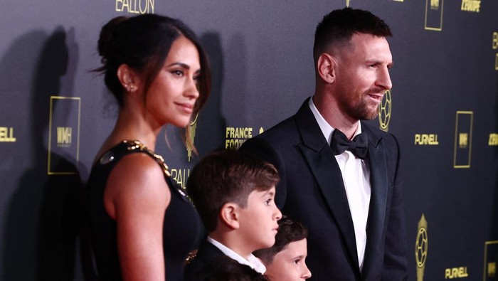 Soccer Football - 2023 Ballon d'Or - Chatelet Theatre, Paris, France - October 30, 2023 Inter Miami's Lionel Messi with Antonela Roccuzzo and their children pose before the awards REUTERS/Stephanie Lecocq