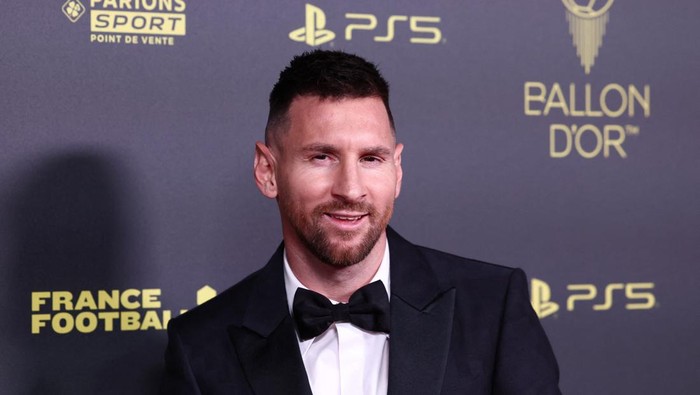 Soccer Football - 2023 Ballon d'Or - Chatelet Theatre, Paris, France - October 30, 2023 Inter Miami's Lionel Messi poses before the awards REUTERS/Stephanie Lecocq