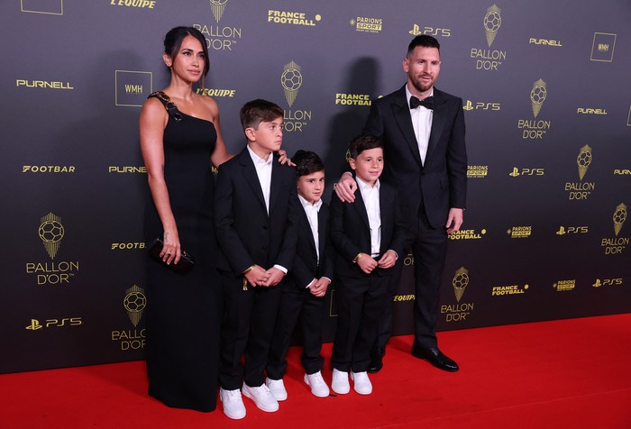 Soccer Football - 2023 Ballon d'Or - Chatelet Theatre, Paris, France - October 30, 2023 Inter Miami's Lionel Messi with Antonela Roccuzzo and their children pose before the awards REUTERS/Stephanie Lecocq