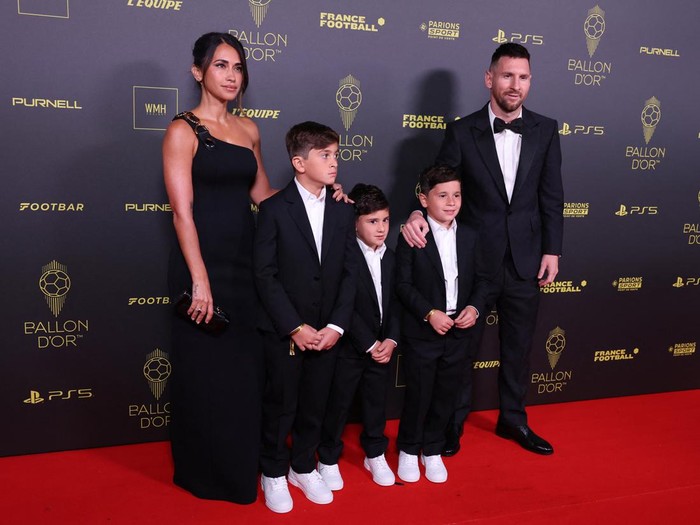 Soccer Football - 2023 Ballon d'Or - Chatelet Theatre, Paris, France - October 30, 2023 Inter Miami's Lionel Messi with Antonela Roccuzzo and their children pose before the awards REUTERS/Stephanie Lecocq