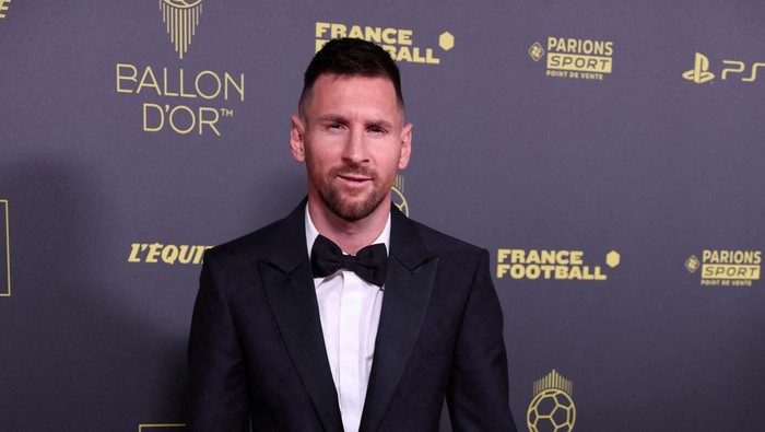 Soccer Football - 2023 Ballon d'Or - Chatelet Theatre, Paris, France - October 30, 2023 Inter Miami's Lionel Messi poses before the awards REUTERS/Stephanie Lecocq