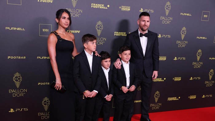 Soccer Football - 2023 Ballon dOr - Chatelet Theatre, Paris, France - October 30, 2023 Inter Miamis Lionel Messi with Antonela Roccuzzo and their children pose before the awards REUTERS/Stephanie Lecocq