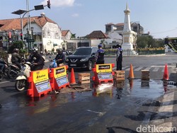 Ada Luapan Minyak dari Gorong-gorong di Tugu Jogja Bikin Pemotor Jatuh