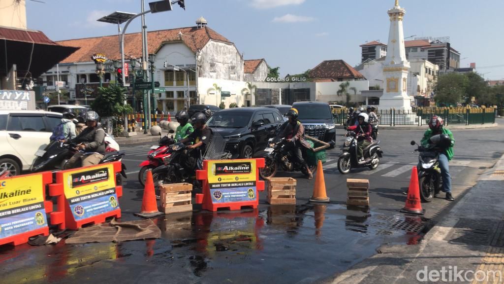 Potret Luapan Minyak dari Gorong-gorong di Tugu Jogja Potret Luapan Minyak dari Gorong-gorong di Tugu Jogja