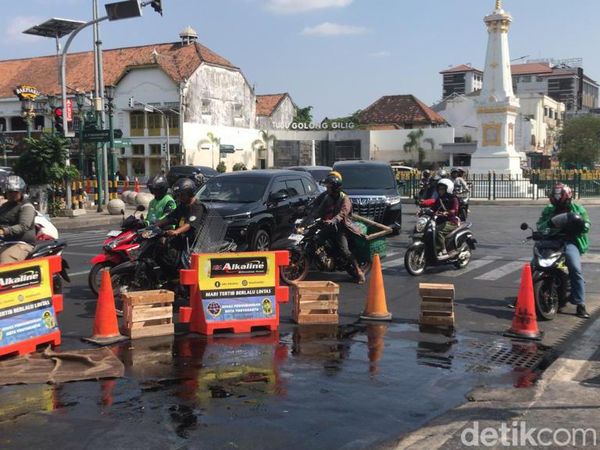 Potret Luapan Minyak dari Gorong-gorong di Tugu Jogja