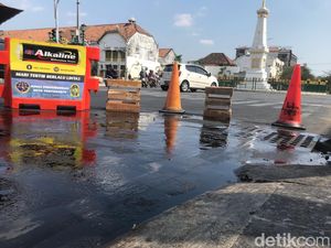 Gorong-gorong Dekat Tugu Jogja Penuh Kerak Lemak Setinggi Dada Orang Dewasa Gorong-gorong Dekat Tugu Jogja Penuh Kerak Lemak Setinggi Dada Orang Dewasa