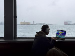 MacBook Pro M3 Diklaim Lebih Ngebut dari Chip Intel, Harganya? MacBook Pro M3 Diklaim Lebih Ngebut dari Chip Intel, Harganya?