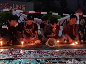 Mahasiswa UNS Gelar Peringatan 2 Tahun Tewasnya Gilang Korban Diksar Menwa Mahasiswa UNS Gelar Peringatan 2 Tahun Tewasnya Gilang Korban Diksar Menwa
