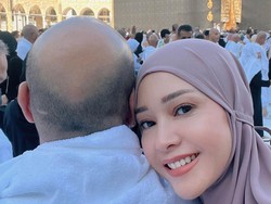 Gaya Maia Estianty Berhijab di Makkah, Mesra Bersandar ke Irwan Mussry