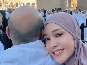 Gaya Maia Estianty Berhijab di Makkah, Mesra Bersandar ke Irwan Mussry Gaya Maia Estianty Berhijab di Makkah, Mesra Bersandar ke Irwan Mussry