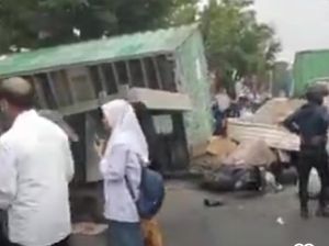 Detik-detik Kontainer di Makassar Terbalik-Timpa 2 Pemotor gegara Rem Blong Detik-detik Kontainer di Makassar Terbalik-Timpa 2 Pemotor gegara Rem Blong